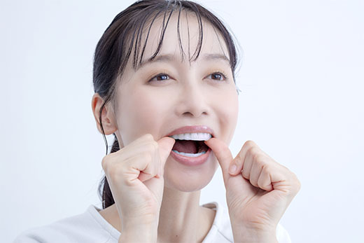 STEP 03 指で押して歯に密着させる